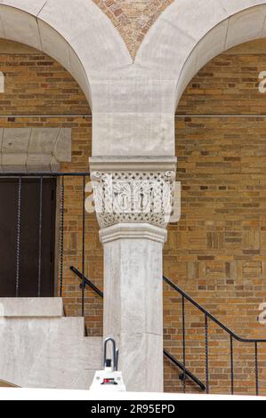 Säulendetail: Das Al Hirschfeld Theatre, unverwechselbar für sein maurisches Design, ist das westlichste Broadway Theater, in der 45. Straße an der Eighth Avenue. Stockfoto