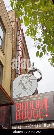 Das Al Hirschfeld Theatre, unverwechselbar für sein maurisches Design, ist das westlichste Broadway-Theater, das sich in der 45. Straße an der Eighth Avenue befindet. Stockfoto