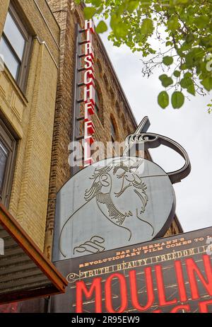 Das Al Hirschfeld Theatre, unverwechselbar für sein maurisches Design, ist das westlichste Broadway-Theater, das sich in der 45. Straße an der Eighth Avenue befindet. Stockfoto