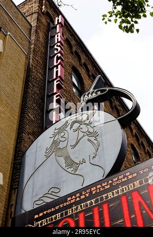 Das Al Hirschfeld Theatre, unverwechselbar für sein maurisches Design, ist das westlichste Broadway-Theater, das sich in der 45. Straße an der Eighth Avenue befindet. Stockfoto