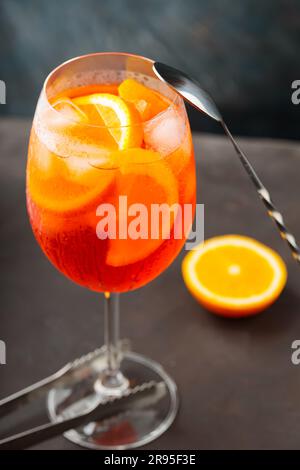 Klassischer italienischer Aperol Spritz Cocktail mit einer Scheibe Orange auf dunklem Hintergrund. Traditionelles italienisches Aperitif-Cocktailkonzept. Schließen Stockfoto