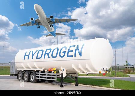 Flugzeug und Wasserstofftankwagen. Neue Energiequellen. Stockfoto