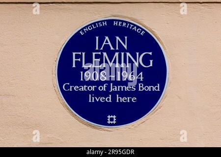 blaue gedenktafel zum englischen Kulturerbe in belgravia zur Feier des Autors Ian Fleming, des Schöpfers von James Bond 007 Stockfoto