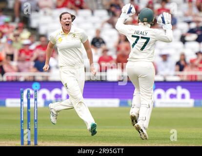 Australiens Tahlia McGrath (links) feiert mit Alyssa Healy am dritten Tag des ersten Frauen-Ashes-Testspiels auf der Trent Bridge in Nottingham das Wicket von Kate Cross (nicht abgebildet) in England. Foto: Samstag, 24. Juni 2023. Stockfoto