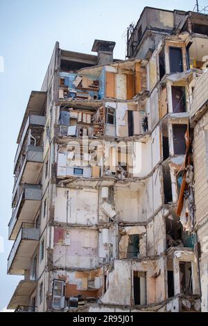 Lebender Komplex zerstört von russland mit KH-22-Rakete am 14. Januar. Bei Angriffen auf Zivilisten wurden 46 Menschen (darunter 6 Kinder) getötet und 80 in DN verletzt Stockfoto