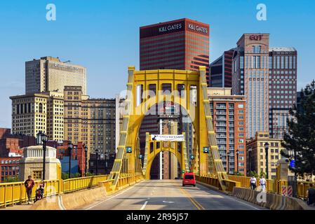 Pittsburgh, PA, USA - 21. Mai 2023: Die 7. Street Bridge, auch bekannt als Andy Warhol Bridge, die die Allegh überspannt, bietet einen Blick auf die Skyline von Pittsburgh Stockfoto