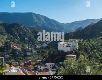 Malerisches Dorf Vallehermoso mit seinen bunten Häusern, Bergen, Palmen und Terrassenfeldern. La Gomera, Kanarische Inseln, Spanien Stockfoto