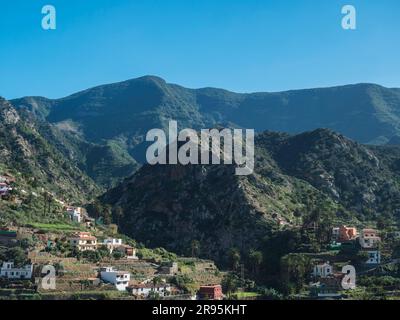 Malerisches Dorf Vallehermoso mit seinen bunten Häusern, Bergen, Palmen und Terrassenfeldern. La Gomera, Kanarische Inseln, Spanien Stockfoto