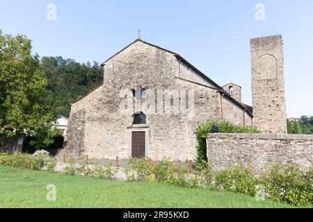 Lunigiana, Italien - 13. August 2020: Blick auf die Kirche in der Via Francigena, dem berühmten Pfad nach Rom Stockfoto