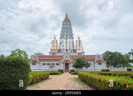 Der Yanasangwararam-Tempel ist ein königlicher Tempel der Art Woramahaviharn unter Dharma, der sich im Huai Yai Unterbezirk, Bang Lamung District, Chon befindet Stockfoto