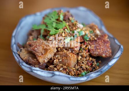 Gebratener Schweinebauch mit Salz und Chili Stockfoto