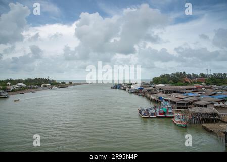 CHANTHABURI, THAILAND - JULI 29: Fischerboot in der Mangrovenwaldgemeinde in der Provinz Chanthaburi, die sich im östlichen Teil Thailands befindet Stockfoto