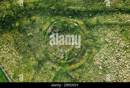 Torwoodlee prähistorisches Broch kreisförmiges Steinfundament, ca. 100 v. Chr., neben den Stadtmauern der älteren Eisenzeitfort. Mit Eingangs- und Intramuralkammern Stockfoto