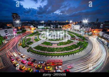 Draufsicht auf Wongwian Yai. Straßen Formen den Verkehrskreis in Thonburi, am Westufer des Chao Phraya Flusses in Bangkok in Thailand, während der Dämmerung ti Stockfoto