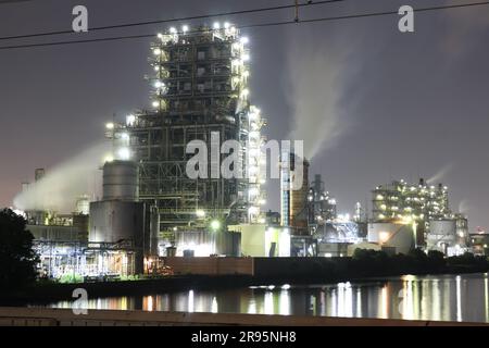 Nachtansicht des Chemiewerks in Kawasaki, Japan Stockfoto