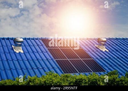 Solarzellen, saubere Energie. Installieren Sie Solarzellen auf dem Dach des Hauses. Stockfoto