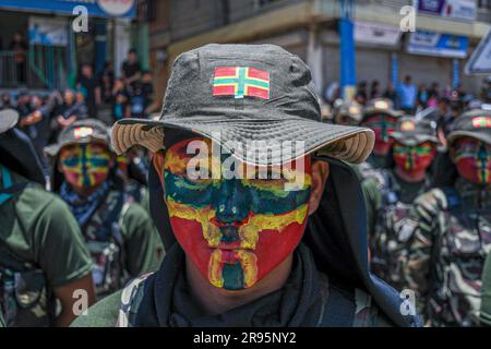 Churachandpur, Indien. 23. Juni 2023. Ein Stammesstudent, der mit der Flagge des Zomi-Stammes gemalt wurde, nimmt an dem stummen marsch Teil, in Erinnerung an all die Stämme, die ihr Leben bei den ethnischen Auseinandersetzungen in Manipur verloren haben. Laut einem aktuellen Stammesstatistik-Bericht beträgt die Zahl der bestätigten Todesfälle 102 (Stand: 20. Juni 2023). (Foto: Biplov Bhuyan/SOPA Images/Sipa USA) Guthaben: SIPA USA/Alamy Live News Stockfoto