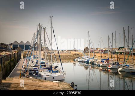 Ein warmes, sommerliches HDR-Bild des Branderburgher Hafens voller Yachten, des Yachthafens in Lossiemouth, Moray, Schottland. 13. Juni 2023 Stockfoto