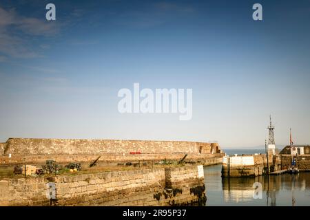 Ein warmes, sommerliches HDR-Bild des Branderburgh Harbour Eingangs in der Stadt Lossiemouth am Moray Firth, Schottland. 13. Juni 2023 Stockfoto