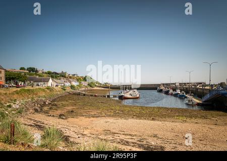 Ein warmes, sommerliches HDR-Bild von Booten im Hafen und Yachthafen von Helmsdale, Sutherland, Schottland. 14. Juni 2023 Stockfoto