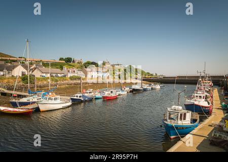 Ein warmes, sommerliches HDR-Bild von Booten im Hafen und Yachthafen von Helmsdale, Sutherland, Schottland. 14. Juni 2023 Stockfoto