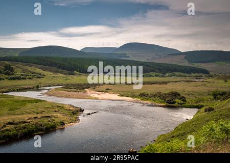 Ein Sommer-HDR-Bild des Flusses Helmsdale, der sich unter Beinn Dhorian und Beinn Uarie, Schottland, durch die Straße von Kildonan schlängelt. 14. Juni 2023 Stockfoto