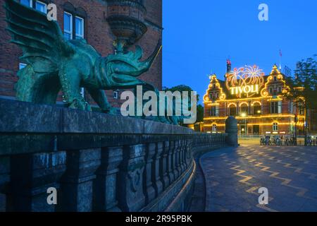 Kopenhagen, Vergnügungspark Tivoli, Drachenfiguren am Rathaus Schloss, Hans Christian Andersen Schloss im Hintergrund// Kopenhagen, Dragon nFigures at Stockfoto