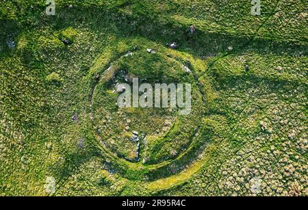 Torwoodlee prähistorisches Broch kreisförmiges Steinfundament, ca. 100 v. Chr., neben den Stadtmauern der älteren Eisenzeitfort. Mit Eingangs- und Intramuralkammern Stockfoto