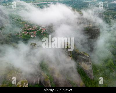 Meteora-Klosteranlage, Griechenland. Orthodoxes Kloster auf dem Felsen, das aus dem Morgennebel auftaucht, UNESCO-Weltkulturerbe, Griechenland. Stockfoto
