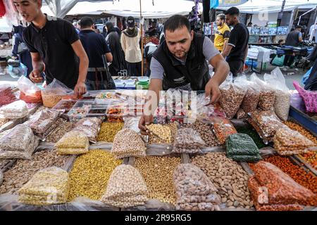 Die Palästinenser kaufen am 25. Juni 2023 vor dem Eid al-Adha-Festival in Rafah im südlichen Gazastreifen ein. Stockfoto