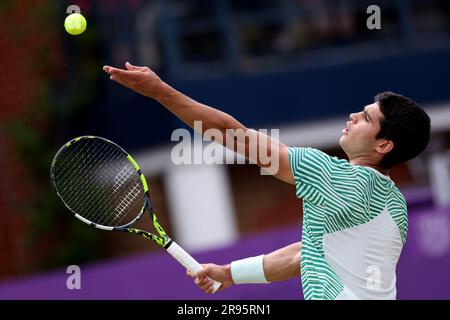 24. Juni 2023; Cinch Championships, Queens Club, West Kensington, London, England: Cinch Championships Queens Club, 6. Tag; Carlos Alcaraz serviert Sebastian Korda Stockfoto