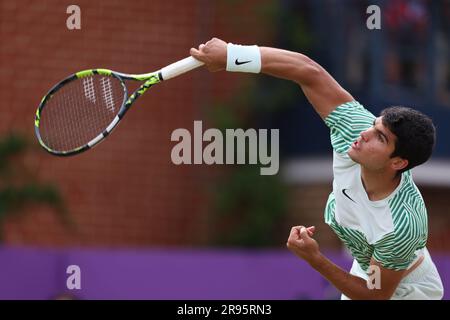 24. Juni 2023; Cinch Championships, Queens Club, West Kensington, London, England: Cinch Championships Queens Club, 6. Tag; Carlos Alcaraz serviert Sebastian Korda Stockfoto