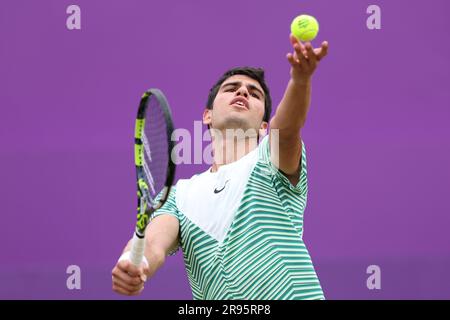 24. Juni 2023; Cinch Championships, Queens Club, West Kensington, London, England: Cinch Championships Queens Club, 6. Tag; Carlos Alcaraz serviert Sebastian Korda Stockfoto