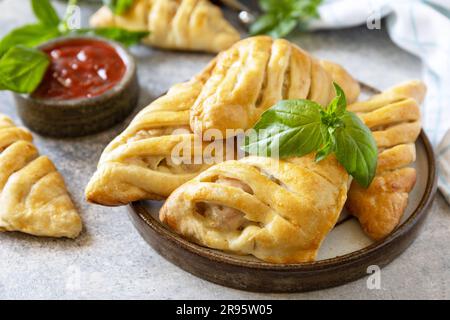 Country-Style. Leckeres Essen. Mini-Fleischpasteten mit Huhn aus Blätterteig auf einem Steintisch. Stockfoto