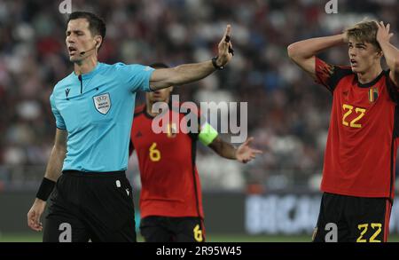 Tiflis, Georgia. 24. Juni 2023. Schiedsrichter Duje Strukan Gesten während des zweiten Spiels der Gruppenphase (Gruppe A) zwischen Georgien und Belgien bei der UEFA-Europameisterschaft Under21, Samstag, den 24. Juni 2023 in Tiflis (Georgien). Die UEFA-Europameisterschaft Under21 findet vom 21. Juni bis zum 08. Juli in Georgien und Rumänien statt. BELGA FOTO BRUNO FAHY Kredit: Belga News Agency/Alamy Live News Stockfoto