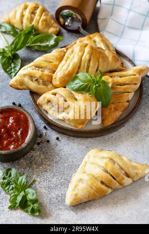 Country-Style. Leckeres Essen. Mini-Fleischpasteten mit Huhn aus Blätterteig auf einem Steintisch. Speicherplatz kopieren. Stockfoto