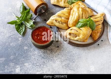 Mini-Fleischpasteten mit Huhn aus Blätterteig auf einem Steintisch. Country-Style. Leckeres Essen. Speicherplatz kopieren. Stockfoto