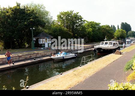 Boote, die Chertsey Lock, Chertsey, die Themse, Surrey, England, Vereinigtes Königreich Stockfoto