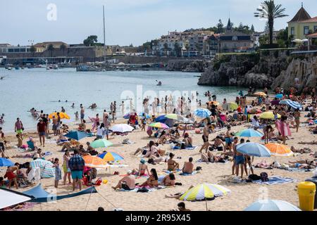 Lissabon, Portugal. 04. Juni 2023. Menschen, die an einem der Strände der Stadt Cascais in der Nähe der portugiesischen Hauptstadt Spaß haben. Auf dem portugiesischen Festland stehen die meisten Bezirke aufgrund der Wettervorhersage, die am Sonntag in den Bezirken Evora und Beja orange wurde, nach Angaben des Institute of the Sea and Atmosphere (IPMA für sein Akronym auf Portugiesisch) weiterhin unter gelber Warnanzeige. (Foto: Jorge Castellanos/SOPA Images/Sipa USA) Guthaben: SIPA USA/Alamy Live News Stockfoto