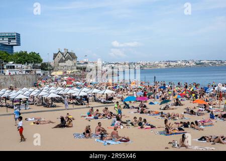 Lissabon, Portugal. 04. Juni 2023. Menschen, die an einem der Strände der Stadt Cascais in der Nähe der portugiesischen Hauptstadt Spaß haben. Auf dem portugiesischen Festland stehen die meisten Bezirke aufgrund der Wettervorhersage, die am Sonntag in den Bezirken Evora und Beja orange wurde, nach Angaben des Institute of the Sea and Atmosphere (IPMA für sein Akronym auf Portugiesisch) weiterhin unter gelber Warnanzeige. (Foto: Jorge Castellanos/SOPA Images/Sipa USA) Guthaben: SIPA USA/Alamy Live News Stockfoto