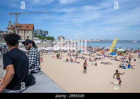 Lissabon, Portugal. 04. Juni 2023. Menschen, die an einem der Strände der Stadt Cascais in der Nähe der portugiesischen Hauptstadt Spaß haben. Auf dem portugiesischen Festland stehen die meisten Bezirke aufgrund der Wettervorhersage, die am Sonntag in den Bezirken Evora und Beja orange wurde, nach Angaben des Institute of the Sea and Atmosphere (IPMA für sein Akronym auf Portugiesisch) weiterhin unter gelber Warnanzeige. (Foto: Jorge Castellanos/SOPA Images/Sipa USA) Guthaben: SIPA USA/Alamy Live News Stockfoto