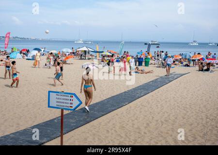 Lissabon, Portugal. 04. Juni 2023. Menschen, die an einem der Strände der Stadt Cascais in der Nähe der portugiesischen Hauptstadt Spaß haben. Auf dem portugiesischen Festland stehen die meisten Bezirke aufgrund der Wettervorhersage, die am Sonntag in den Bezirken Evora und Beja orange wurde, nach Angaben des Institute of the Sea and Atmosphere (IPMA für sein Akronym auf Portugiesisch) weiterhin unter gelber Warnanzeige. (Foto: Jorge Castellanos/SOPA Images/Sipa USA) Guthaben: SIPA USA/Alamy Live News Stockfoto