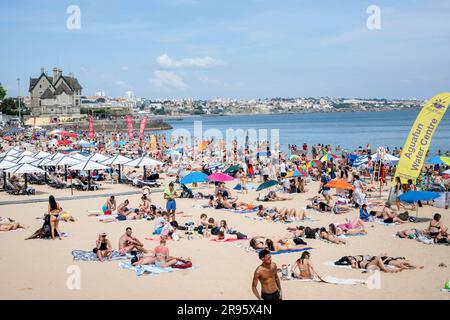 Lissabon, Portugal. 04. Juni 2023. Menschen, die an einem der Strände der Stadt Cascais in der Nähe der portugiesischen Hauptstadt Spaß haben. Auf dem portugiesischen Festland stehen die meisten Bezirke aufgrund der Wettervorhersage, die am Sonntag in den Bezirken Evora und Beja orange wurde, nach Angaben des Institute of the Sea and Atmosphere (IPMA für sein Akronym auf Portugiesisch) weiterhin unter gelber Warnanzeige. (Foto: Jorge Castellanos/SOPA Images/Sipa USA) Guthaben: SIPA USA/Alamy Live News Stockfoto