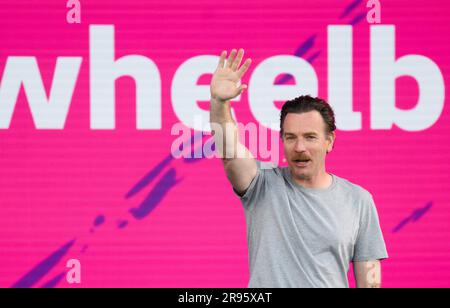 Hannover, Deutschland. 24. Juni 2023. Ewan McGregor. Der britische Schauspieler und der Botschafter der Marke VW stehen auf dem VW Bus Festival auf dem Messegelände von Hannover. Seit Freitag zieht das Festival Tausende Bulli-Fans auf das Messegelände von Hannover. Verschiedene Generationen des Kultfahrzeugs werden bis Sonntag ausgestellt. Kredit: Julian Stratenschulte/dpa/Alamy Live News Stockfoto