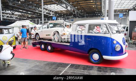 Hannover, Deutschland. 24. Juni 2023. Auf dem VW Bus Festival auf dem Messegelände Hannover steht ein in einen Autotransporter umgebauter Volkswagen T1. Seit Freitag zieht das Festival Tausende Bulli-Fans auf das Messegelände von Hannover. Bis Sonntag werden verschiedene Generationen des Kultfahrzeugs gezeigt. Kredit: Julian Stratenschulte/dpa/Alamy Live News Stockfoto