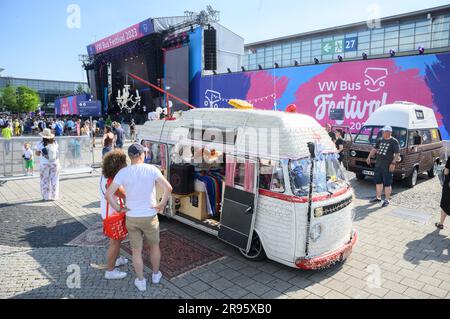 Hannover, Deutschland. 24. Juni 2023. Ein Volkswagen Bulli steht auf dem VW Bus Festival auf dem Messegelände von Hannover. Seit Freitag zieht das Festival Tausende Bulli-Fans auf das Messegelände von Hannover. Bis Sonntag werden verschiedene Generationen des Kultfahrzeugs gezeigt. Kredit: Julian Stratenschulte/dpa/Alamy Live News Stockfoto