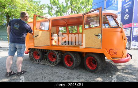 Hannover, Deutschland. 24. Juni 2023. Ein alter Volkswagen T1 mit Raupenfahrwerk steht auf dem VW Bus Festival auf dem Messegelände Hannover. Seit Freitag zieht das Festival Tausende Bulli-Fans auf das Messegelände von Hannover. Bis Sonntag werden verschiedene Generationen des Kultfahrzeugs gezeigt. Kredit: Julian Stratenschulte/dpa/Alamy Live News Stockfoto