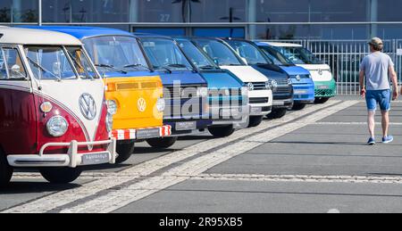 Hannover, Deutschland. 24. Juni 2023. Verschiedene Generationen des Volkswagen Bulli stehen auf dem VW Bus Festival auf dem Ausstellungsgelände von Hannover. Seit Freitag zieht das Festival Tausende Bulli-Fans auf das Messegelände von Hannover. Bis Sonntag werden verschiedene Generationen des Kultfahrzeugs gezeigt. Kredit: Julian Stratenschulte/dpa/Alamy Live News Stockfoto