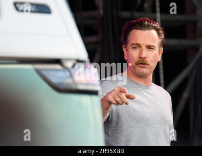 Hannover, Deutschland. 24. Juni 2023. Ewan McGregor. Der britische Schauspieler und der Botschafter der Marke VW stehen auf dem VW Bus Festival auf dem Messegelände von Hannover. Seit Freitag zieht das Festival Tausende Bulli-Fans auf das Messegelände von Hannover. Verschiedene Generationen des Kultfahrzeugs werden bis Sonntag ausgestellt. Kredit: Julian Stratenschulte/dpa/Alamy Live News Stockfoto