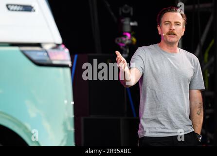 Hannover, Deutschland. 24. Juni 2023. Ewan McGregor. Der britische Schauspieler und der Botschafter der Marke VW stehen auf dem VW Bus Festival auf dem Messegelände von Hannover. Seit Freitag zieht das Festival Tausende Bulli-Fans auf das Messegelände von Hannover. Verschiedene Generationen des Kultfahrzeugs werden bis Sonntag ausgestellt. Kredit: Julian Stratenschulte/dpa/Alamy Live News Stockfoto